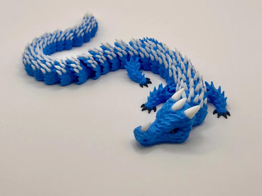 Dragão flexível azul articulado impresso em 3D
