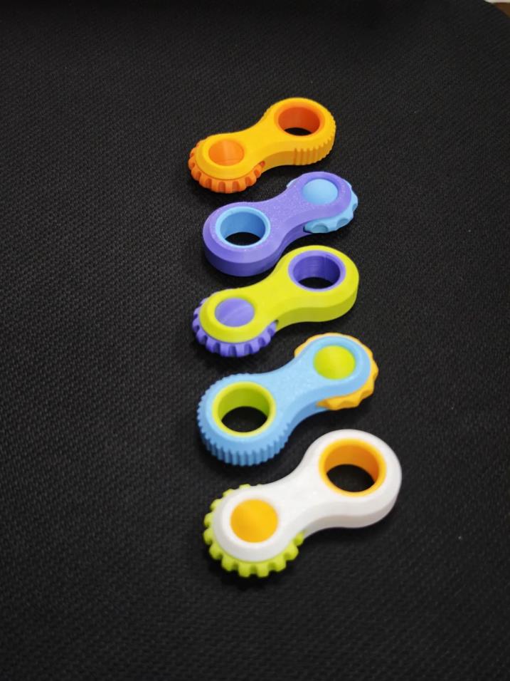 Conjunto de peças articuladas em formato de osso fidget impresso em 3D