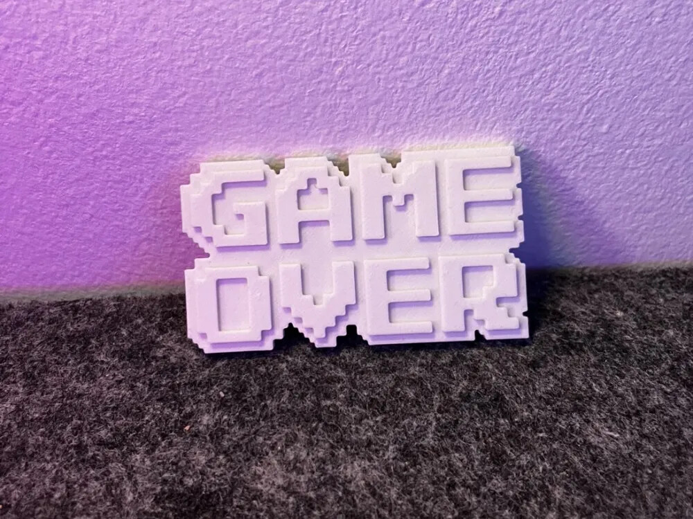 Placa pixel art Game Over impressa em 3D