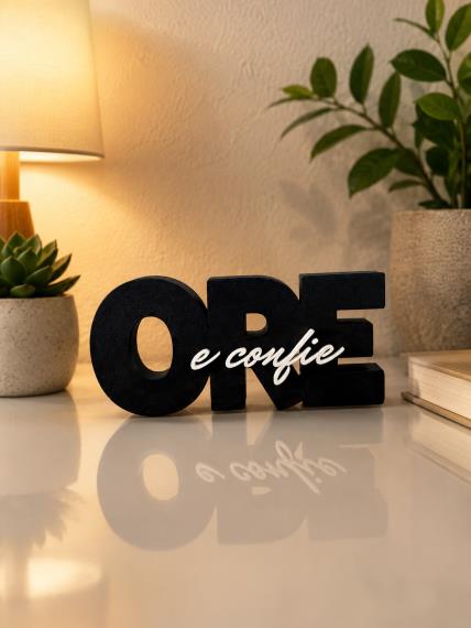 Letreiro decorativo Ore e Confie impresso em 3D