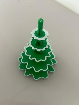 Árvore de Natal verde em camadas impressa em 3D