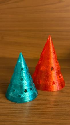 Árvore de Natal transparente com estrelas vazadas impressa em 3D